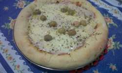 Pizza com borda recheada de requeijão cremoso e queijo de cabra