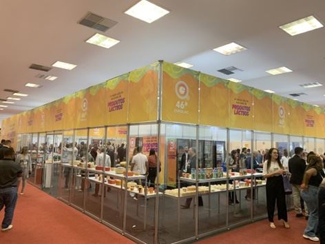  Exposição de produtos lácteos no stand da EXPOLAC, no Minas Láctea, em julho de 2022.