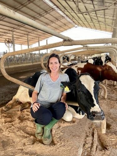 Fernanda com suas vacas no freestall
