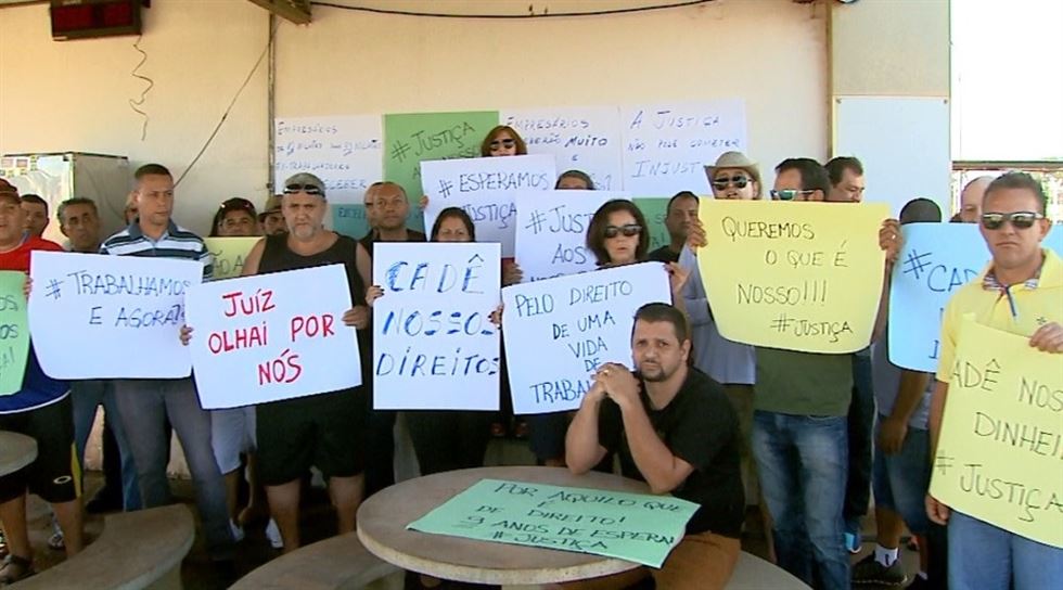 Ex-funcionários da falida Leite Nilza protestam em frente à fábrica em Ribeirão Preto (Foto: Paulo Souza/EPTV)