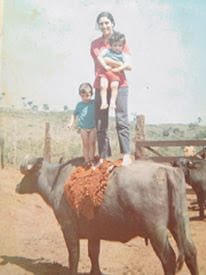 Ilza Raysel Biscaia quando tirava leite de búfalas com seu filho Lucio Biscaia em 1974, Jaguariaiva PR - Fazenda Barra Mansa
