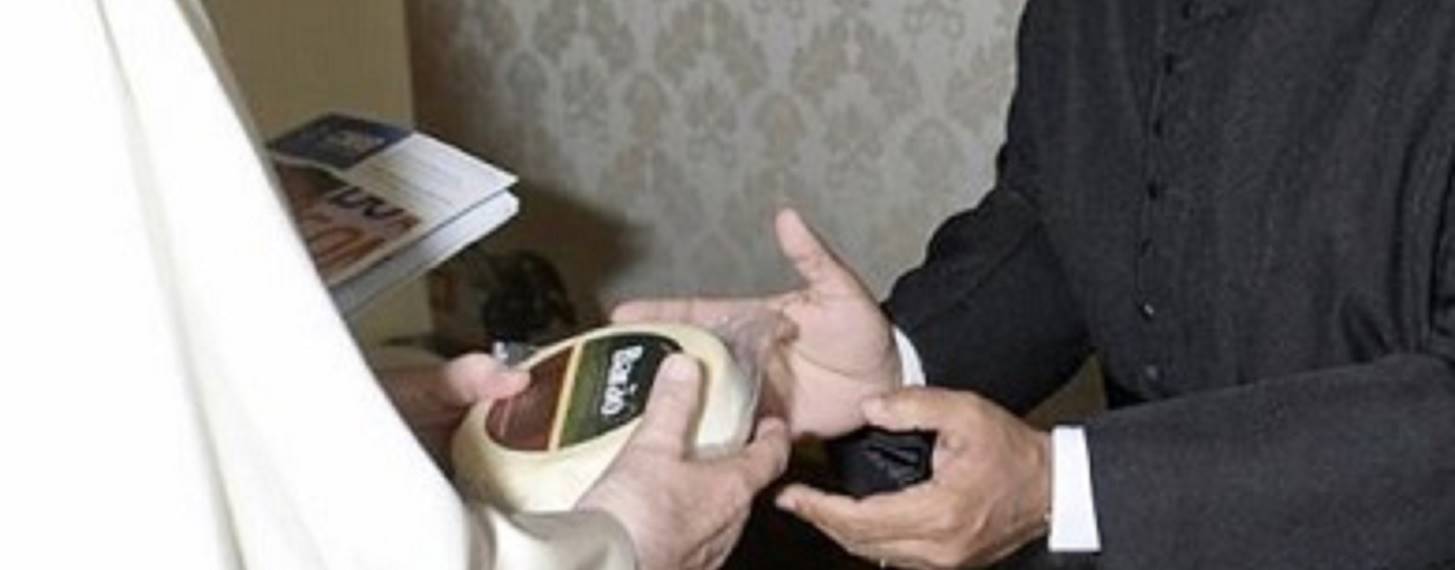 Papa Francisco é presenteado com Queijo Minas Artesanal