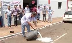 Durante protesto, produtores rurais jogam leite perdido em frente a Celg