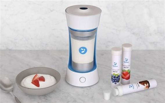 Startup desenvolve máquina que transforma cápsulas solúveis de cultura em iogurte fresco