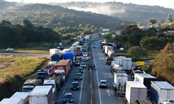Caminhoneiros fecham estradas em protesto pelo preço do combustível
