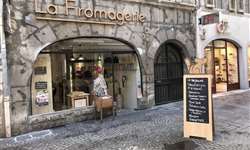 Uma boutique de queijos tradicional e moderna nos Alpes franceses