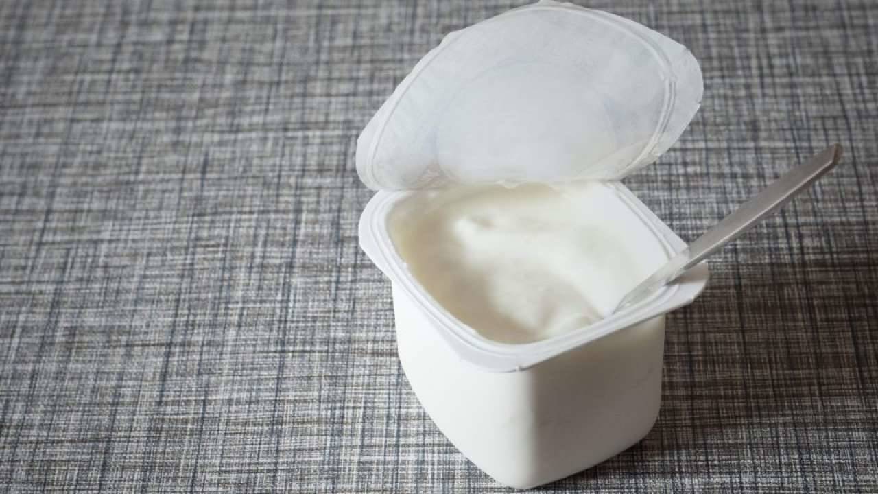 Pela sua saúde, pare de jogar fora o líquido que vem nos iogurtes sólidos