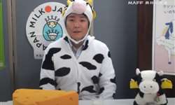 Japão: Oficial do Ministério da Agricultura se veste de vaca e pede para pessoas beberem mais leite