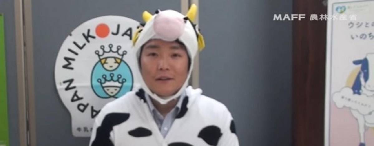 Japão: Oficial do Ministério da Agricultura se veste de vaca e pede para pessoas beberem mais leite