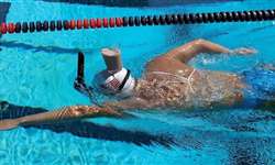 Curiosidade: nadadora olímpica nada com um copo cheio de leite na cabeça