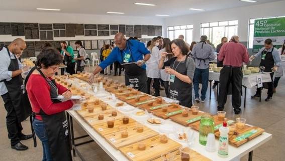  Julgamento da categoria Doce de Leite Pastoso no 46° CNPL, durante o Minas Láctea, em julho de 2022.