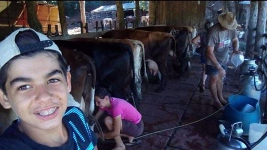 Enzo na fazenda aprendendo o manejo do leite