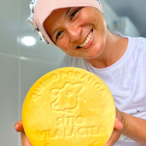 Produtora de leite e queijo Rita Hachiya com queijo poranga