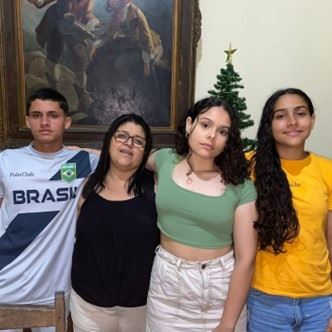 Rosilene e seus três filhos, Raquel, Rafaela e Renan