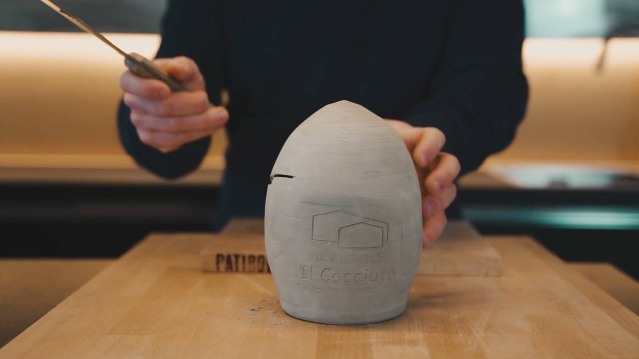 Curiosidade: conheça o Il Cocciuto, queijo italiano que amadurece dentro de um casulo de argila
