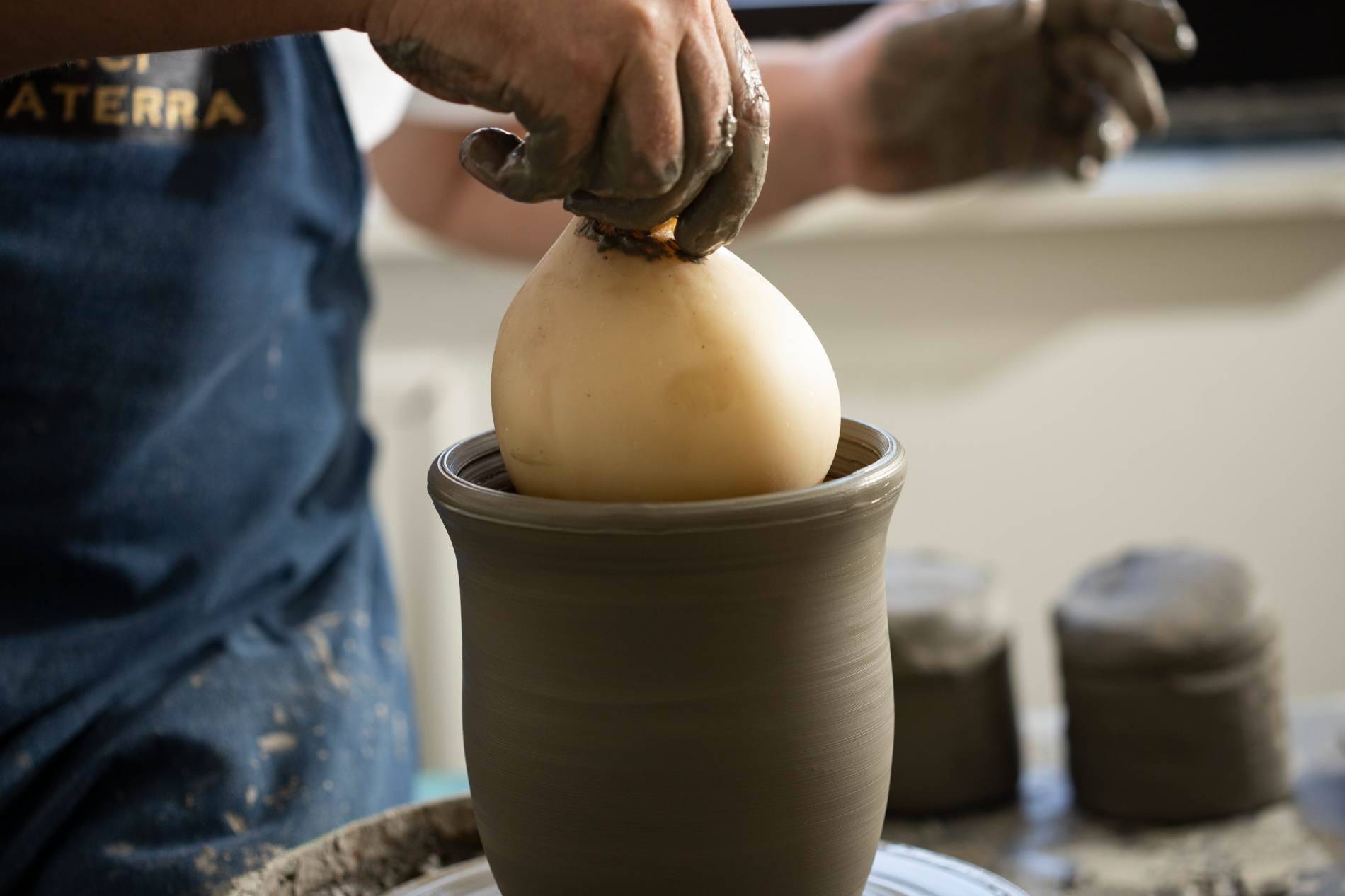 Curiosidade: conheça o Il Cocciuto, queijo italiano que amadurece dentro de um casulo de argila
