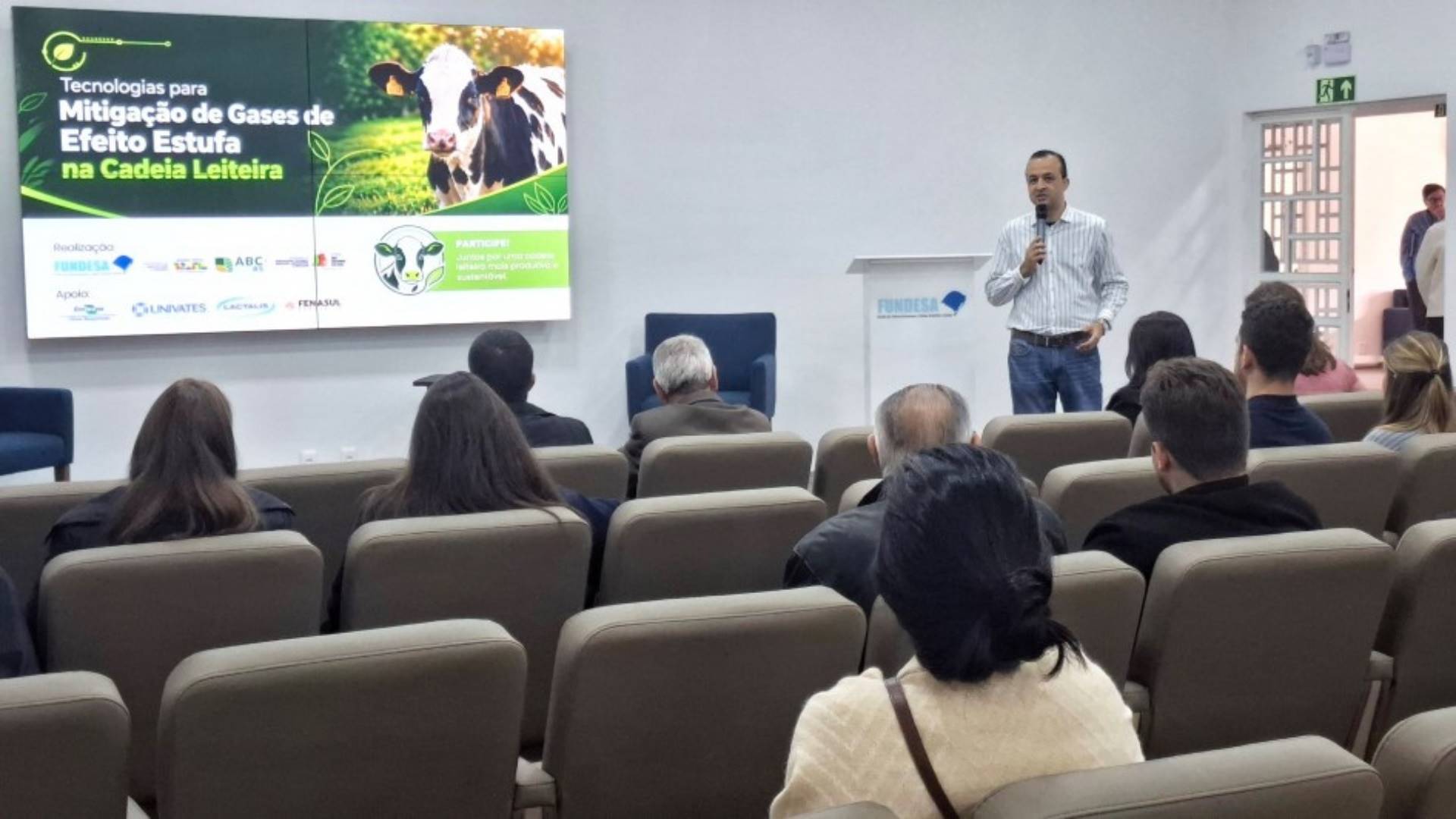 Tecnologias para reduzir gases do efeito estufa na cadeia leiteira ganham destaque