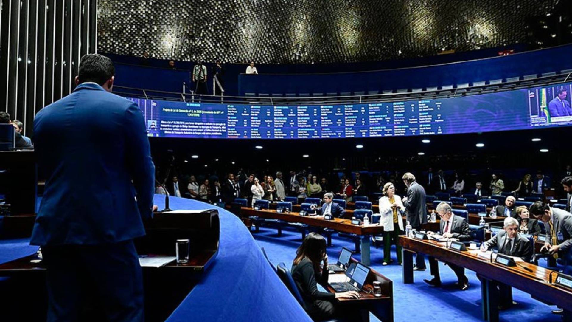 Senado aprova MP do frete rodoviário sem piso salarial de R$ 5 mil