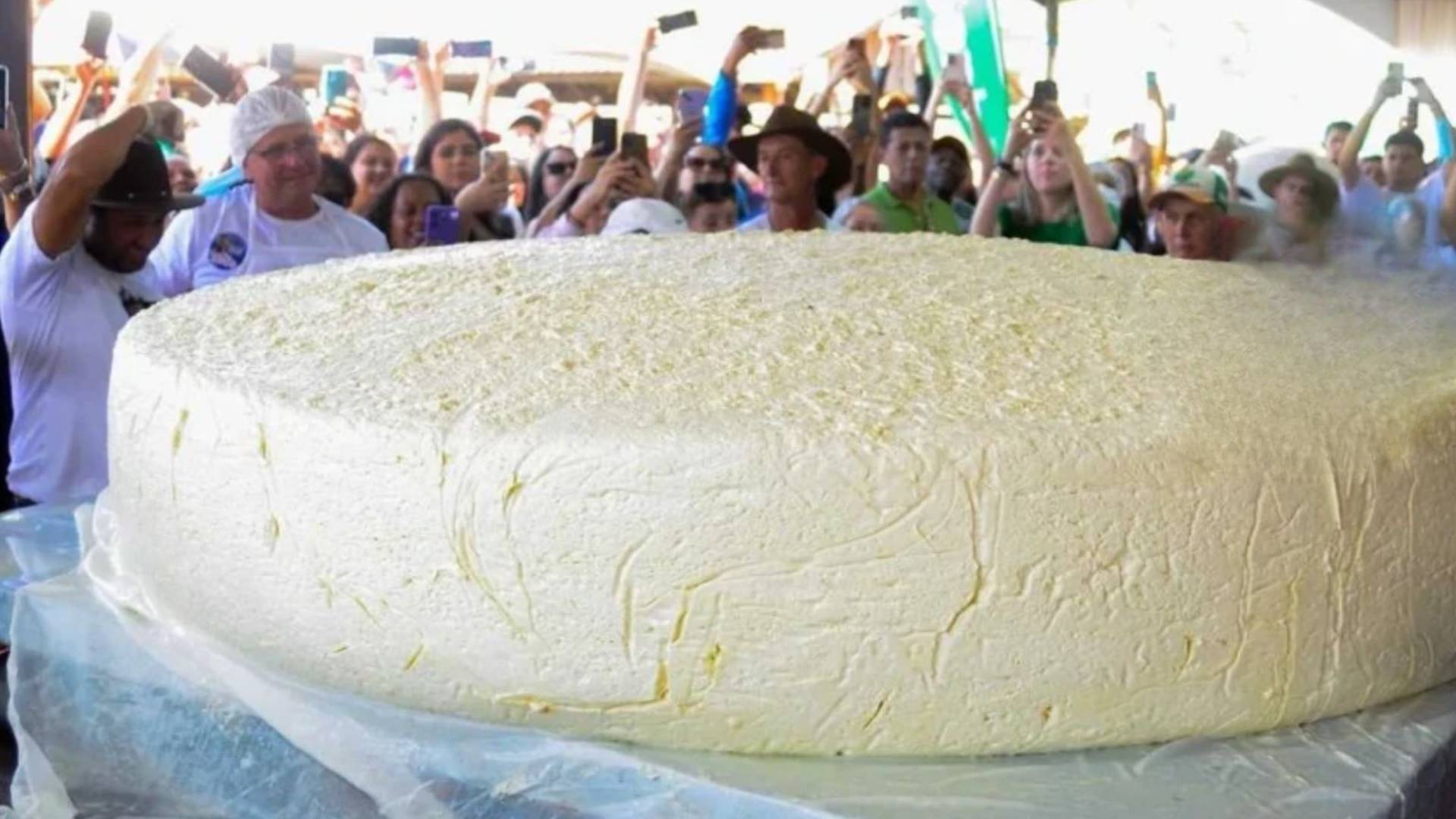 Queijo gigante de 1,5 tonelada é distribuído em festa tradicional do Espírito Santo