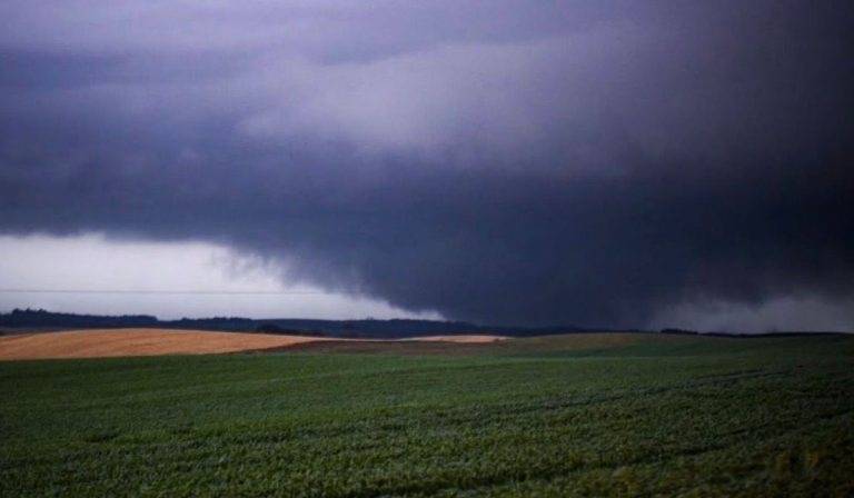Semana começa com tornado no Sul e calor no Sudeste, entenda a previsão