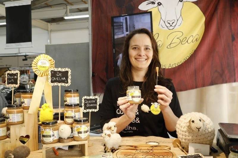 Do leite de ovelha ao café: venda de doces de leite na Expointer é marcada por inovações