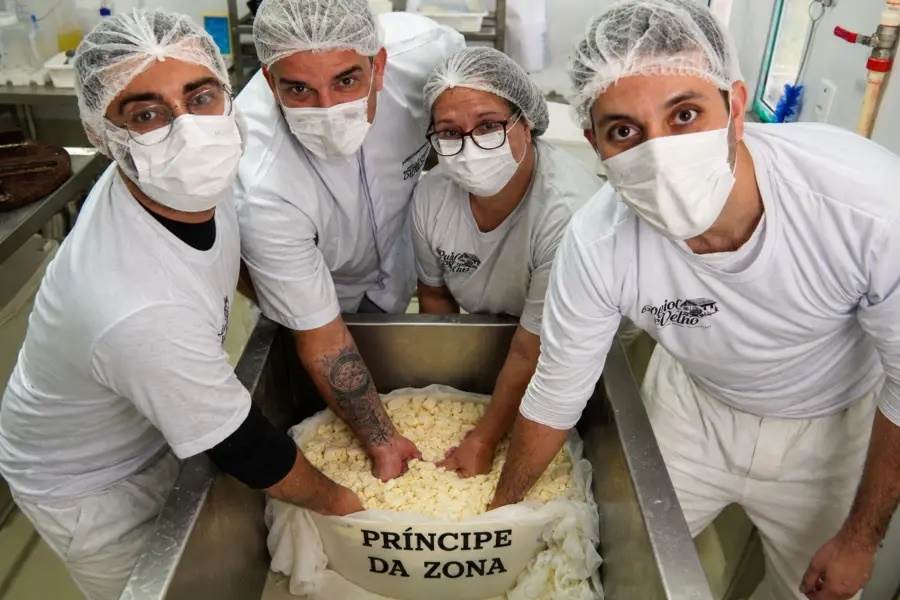 MG: queijaria de Juiz de Fora produz cheddar artesanal gigante celebrando a Rota do Queijo