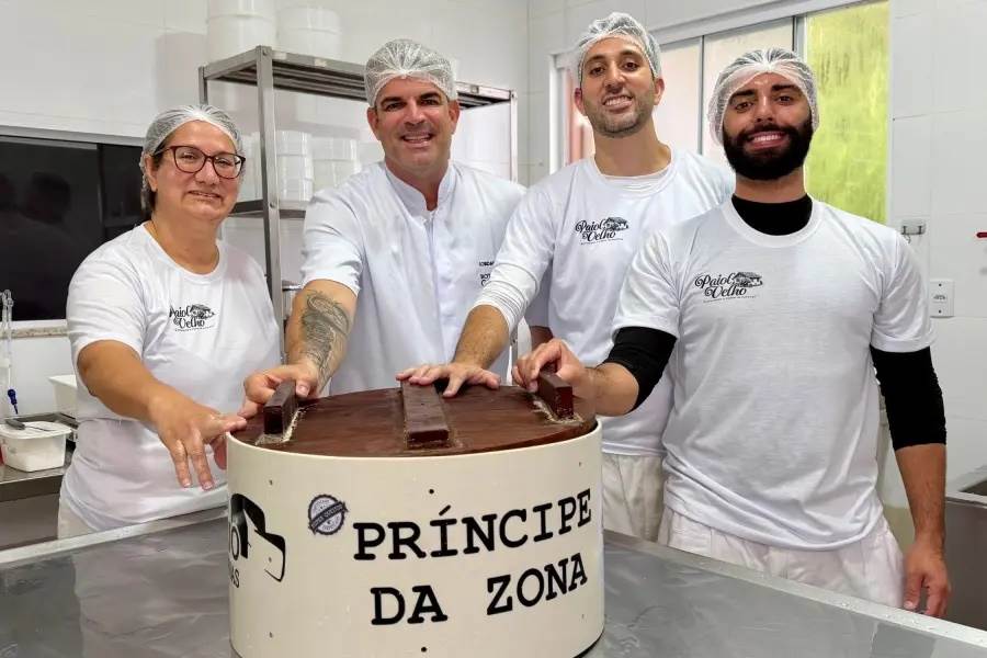 MG: queijaria de Juiz de Fora produz cheddar artesanal gigante celebrando a Rota do Queijo