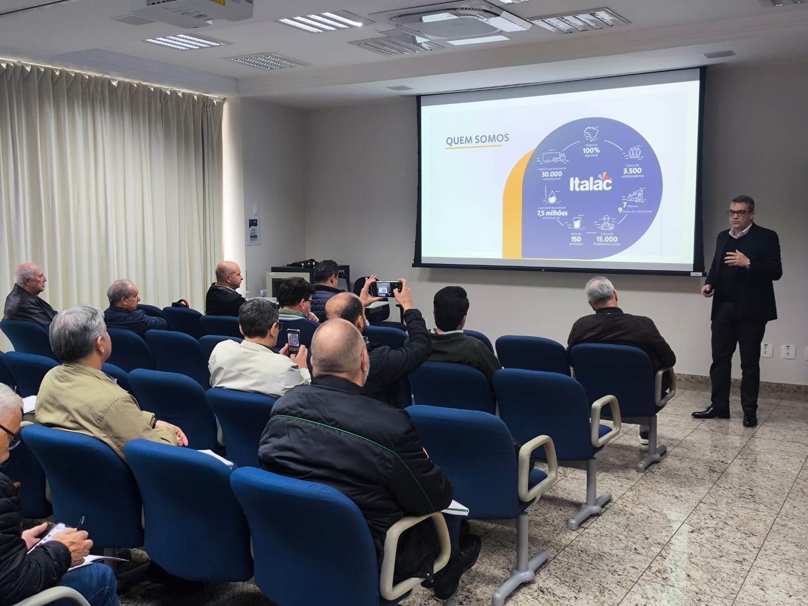Indústria discute formulação de Plano de Desenvolvimento da Cadeia Produtiva do Leite no Paraná