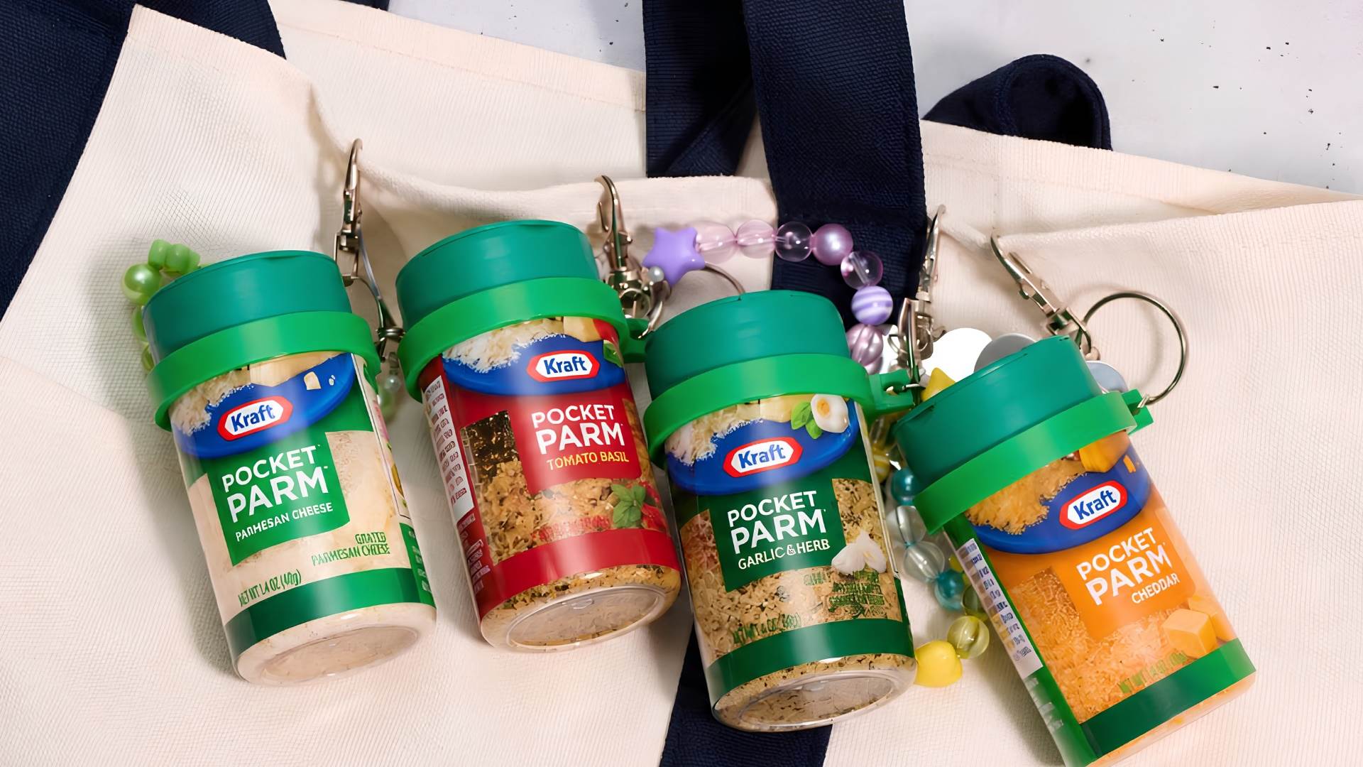 Queijo na bolsa? Kraft transforma garrafinha de parmesão em acessório colecionável