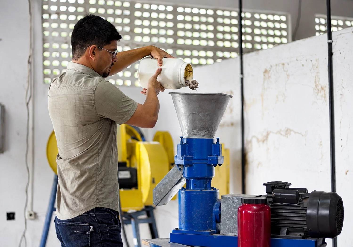 Da cerveja para o leite: startup do CE recicla resíduo da produção como ração do gado