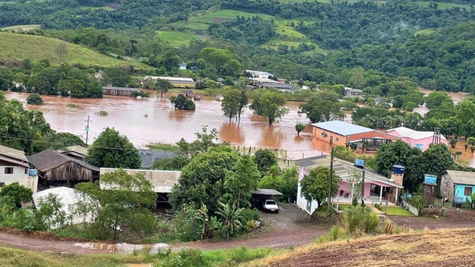 Frente fria avança para o Nordeste após fim de semana marcado por enchentes no Sul e Sudeste