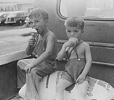 Crianças americanas dos anos 30 tomando sorvete