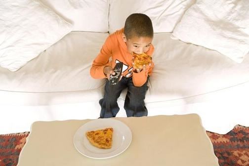 crianças - alimentação - televisão 