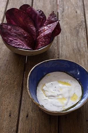 Coalhada seca temperada com chips de batata doce roxa