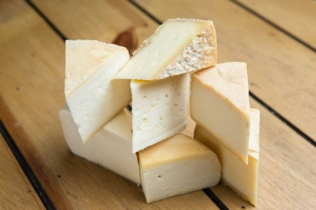 queijos mineiros artesanais feitos com leite cru