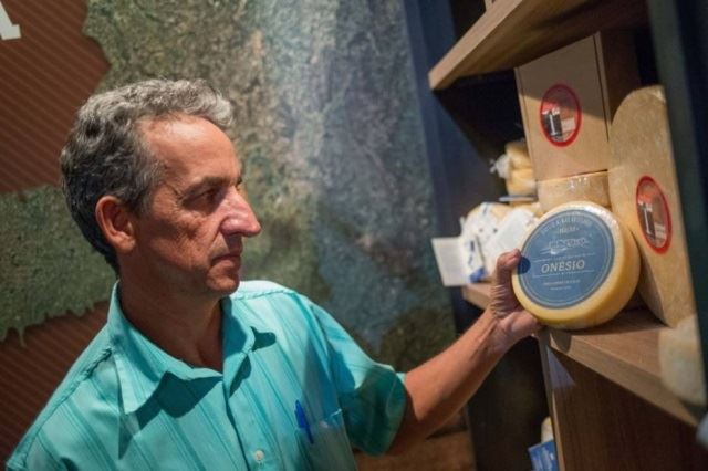 queijos mineiros artesanais feitos com leite cru