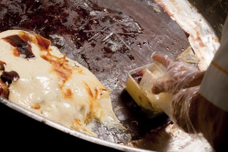 Rapa do tacho na fabricação do queijo manteiga. FOTO: Clodoaldo Damasceno/Agência Sebrae de Notícias