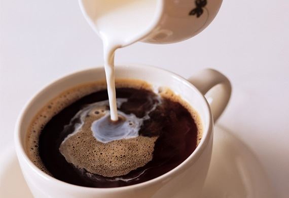 Café e leite em rotas opostas