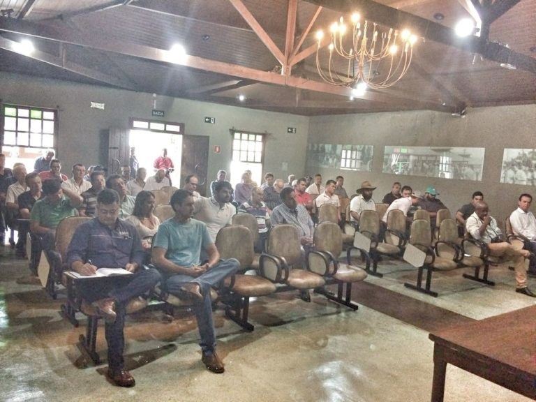 Reunião Sobre o Setor Produtivo do Leite em Passos-MG com a ABRALEITE onde o presidente Geraldo Borges fez apresentação da ABRALEITE e falou da atuação e andamento das ações e cobranças da ABRALEITE ao Executivo (Governo Federal e Governos Estaduais) e Le