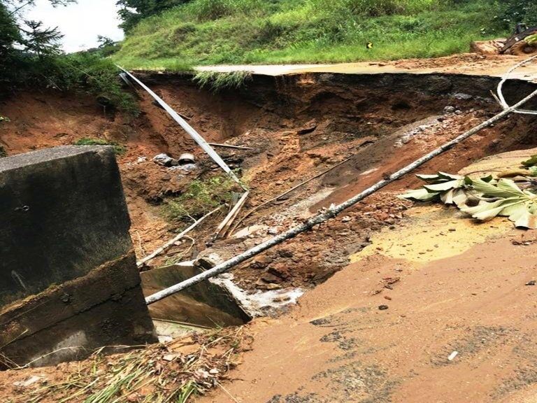 Os danos na RJ-163 foram significativos e geram risco para o fluxo de veículos - Divulgação