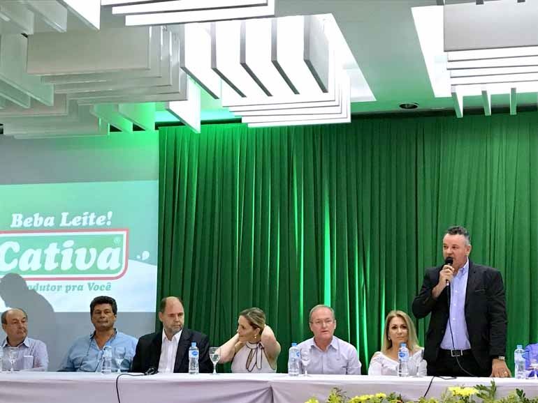 O presidente Paulo Maciel discursa durante o anúncio oficial do negócio
