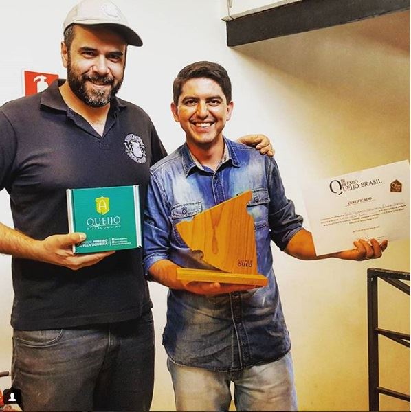 Bruno Cabral, da COMER QUEIJO, entregando o Troféu SUPER OURO ao Osvaldo Filho, da QUEIJO D'ALAGOA-MG?
