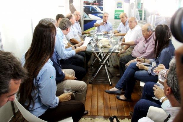 Setor leiteiro debate demandas com Governo do Estado na Expogrande