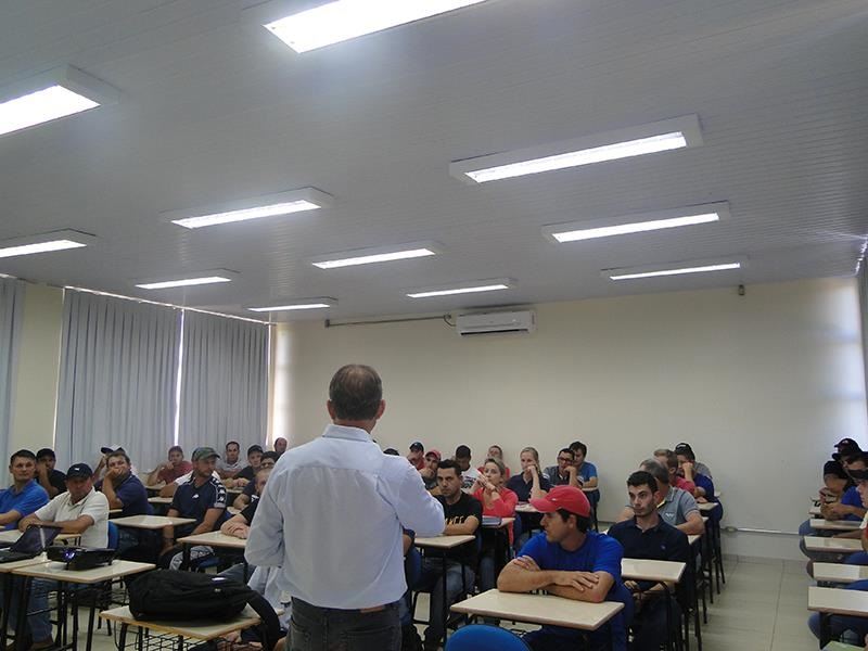 Sarle promove treinamento sobre procedimentos e transporte de leite