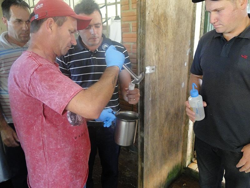 Sarle promove treinamento sobre procedimentos e transporte de leite