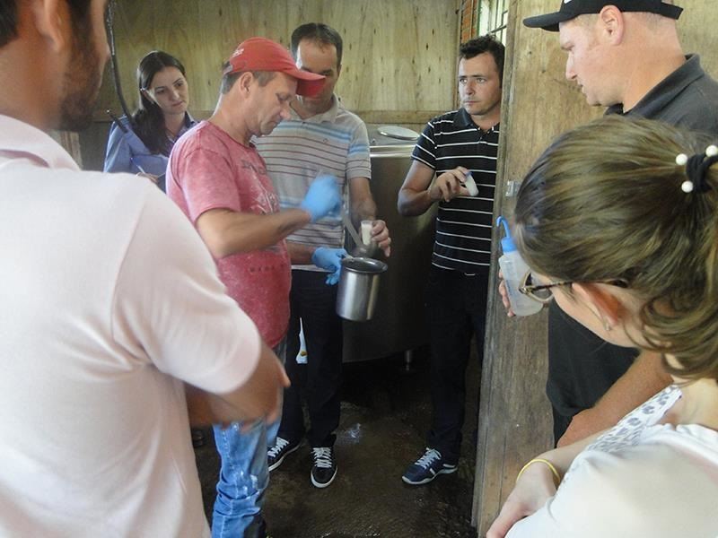 Sarle promove treinamento sobre procedimentos e transporte de leite