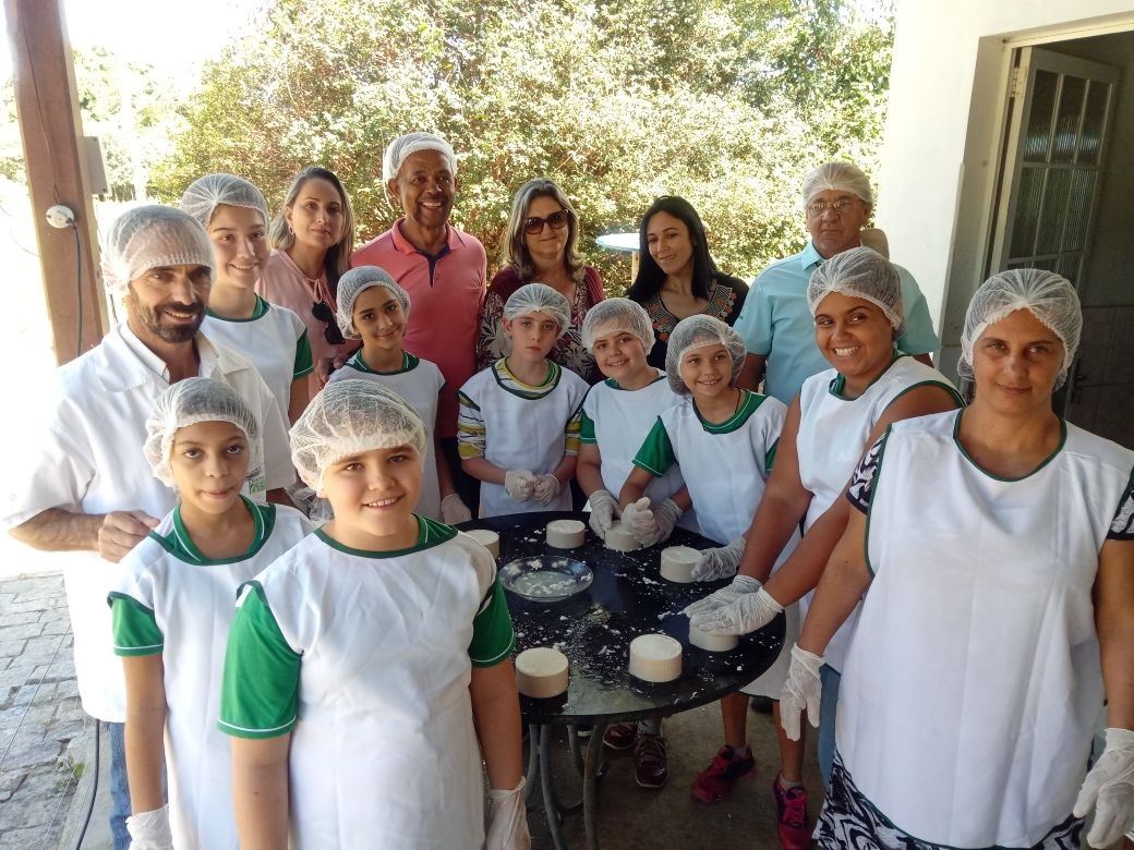 Alunos de escolas públicas aprendem sobre a fabricação do Queijo Minas Artesanal 