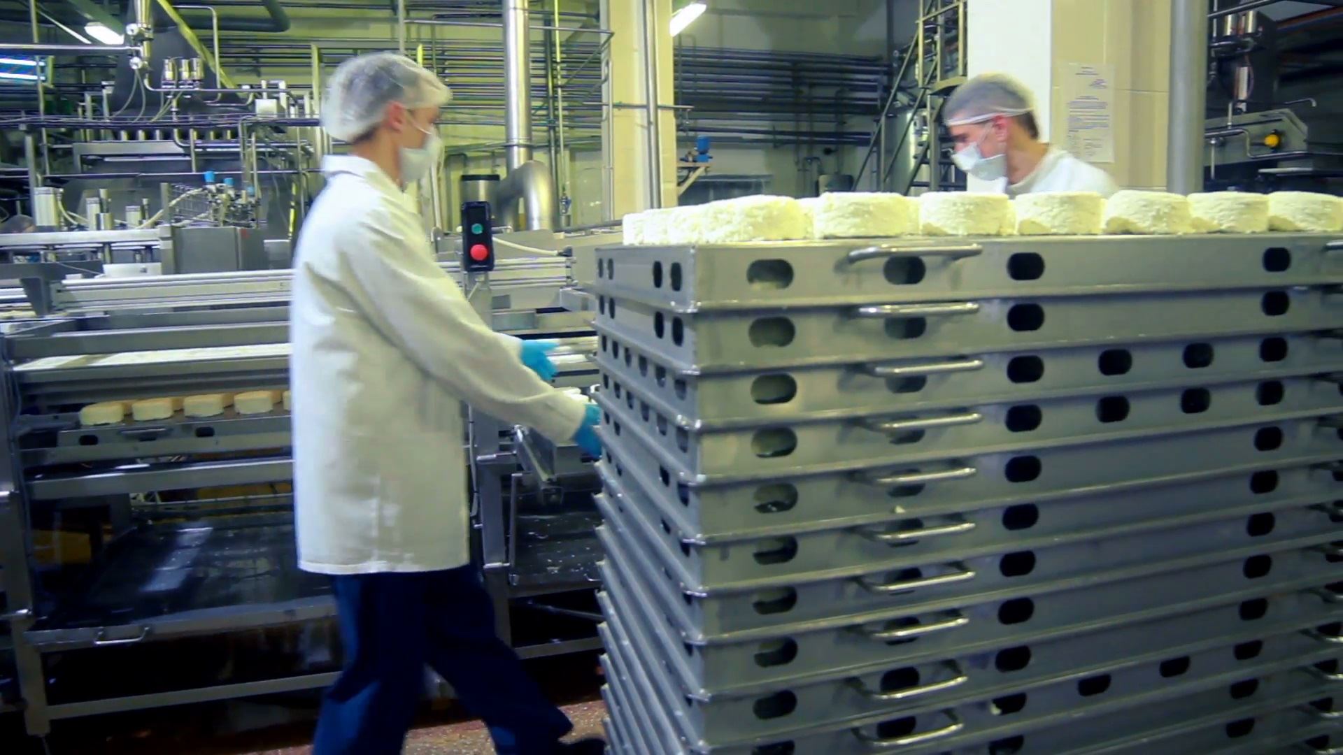 A produção industrial nacional caiu 0,2% no mês de julho deste ano, na comparação com o mês anterior