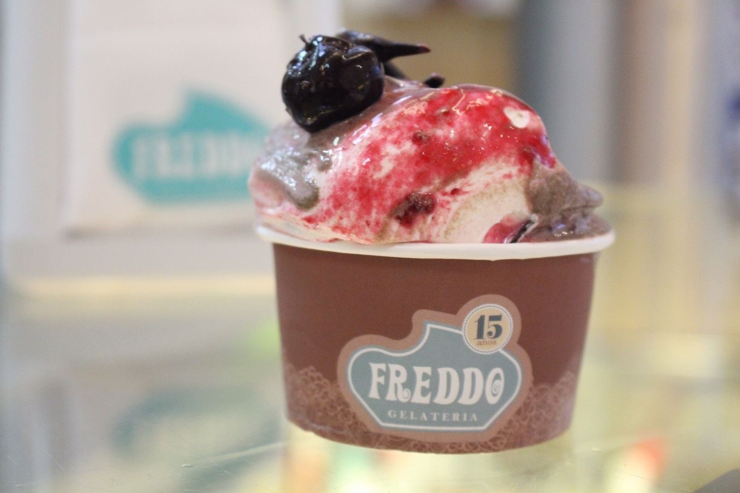 Freddo Gelateria resgata sabor clássico de Floresta Negra por tempo limitado