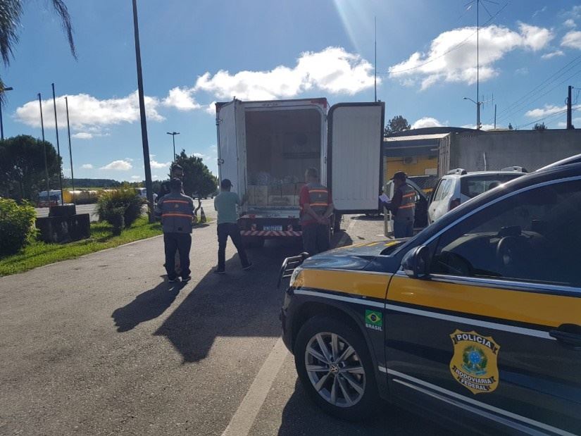 Caminhão com 3,6 toneladas de queijo, manteiga e ricota é apreendido na região de Curitiba